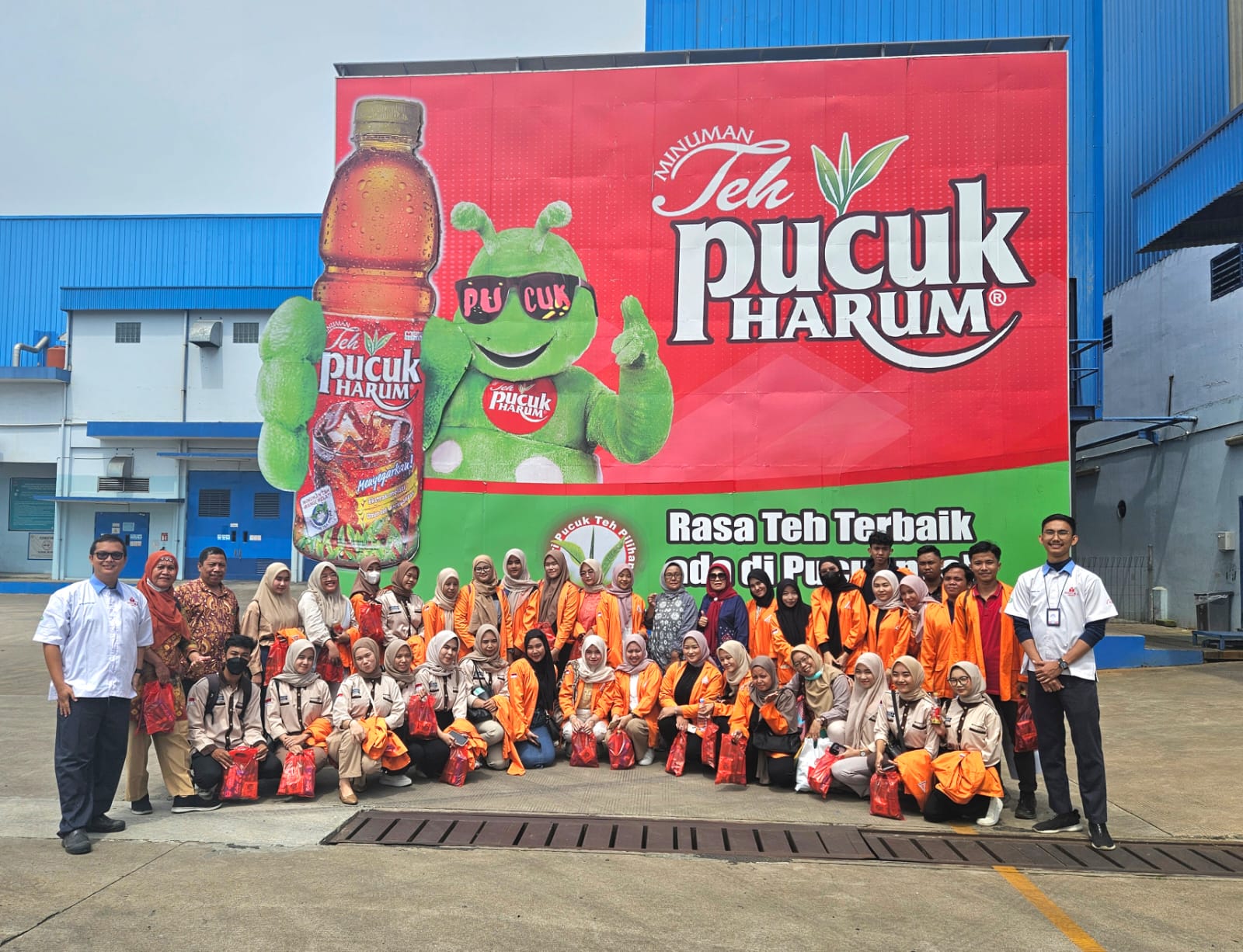 Kunjungan Industri Prodi Manajemen PT. Tirta Presindo Jaya, Tbk dan PT. Indofood CBP Sukses Makmur, Tbk