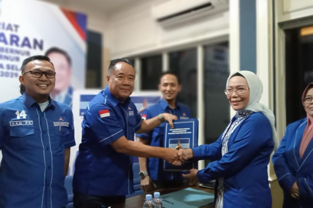 Ir Holda Msi, (Alumni Fakultas Pertanian IBA 1994) Kader Pertama Ambil Formulir Balon Gubernur Sumsel di Partai Demokrat.