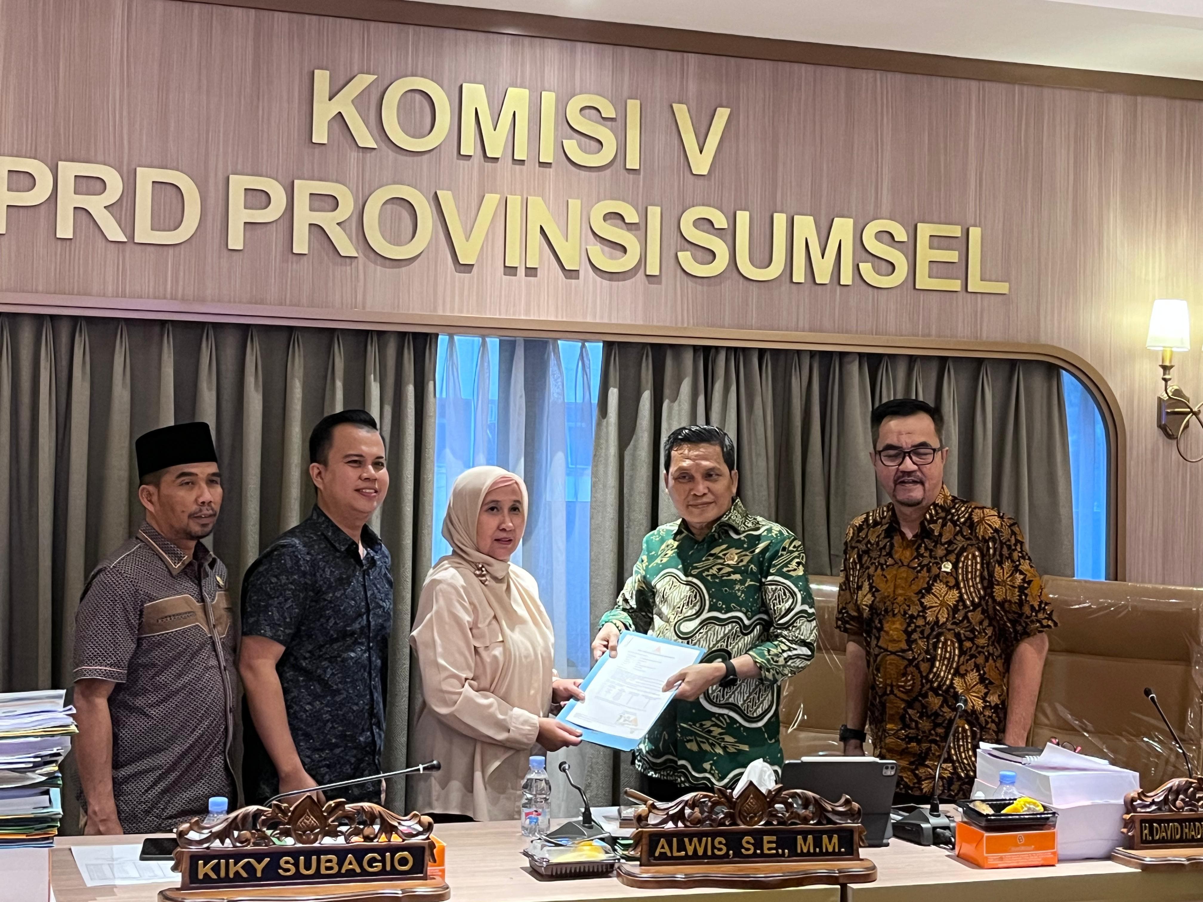 Wakil Rektor III beserta Ketua PMB Universitas IBA beraudensi dengan Komisi V DPRD Prov. Sumatera Selatan