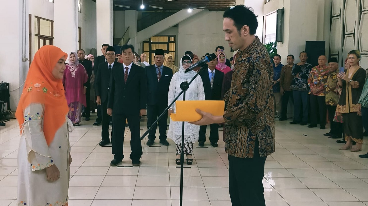 Pelantikan Dr. Lily Rahmawati Harahap, SE., MM Sebagai Rektor Universitas IBA oleh Ketua Yayasan IBA Bapak Fahman Irfan Bajumi