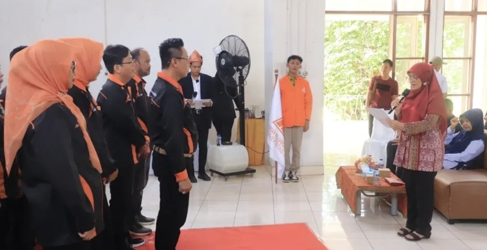 Rektor melantik Kepengurusan Ikatan Alumni Universitas IBA