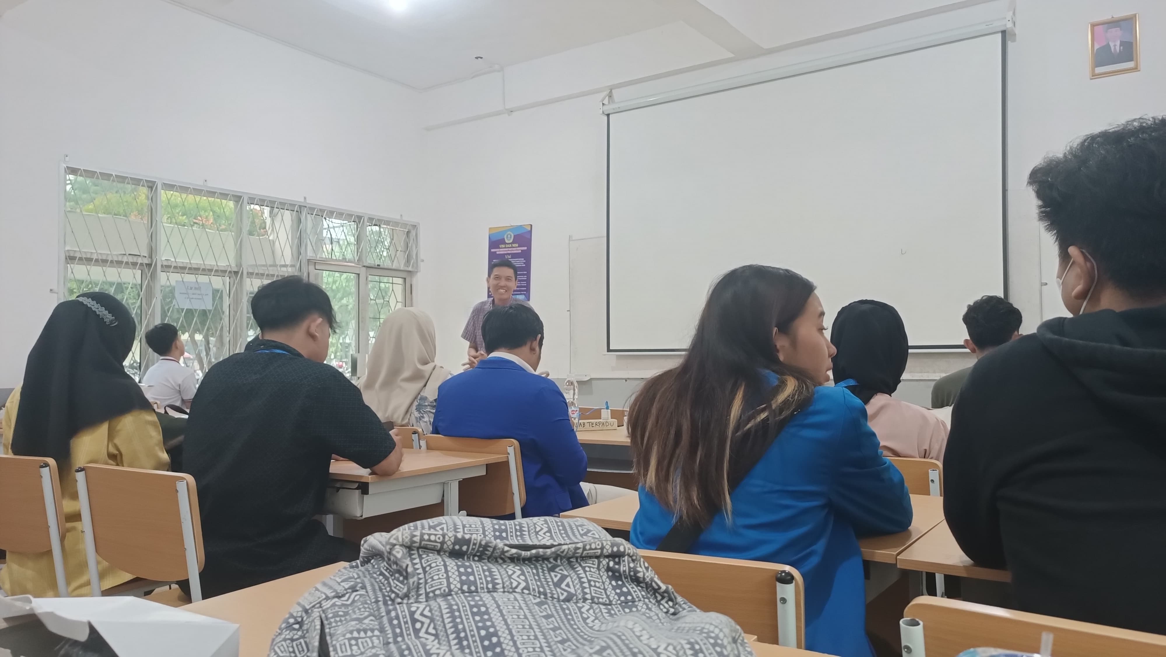 Mahasiswa UIBA Belajar Mengikuti Pelatihan Menjadi Konten Kreator Video di Universitas PGRI Palembang