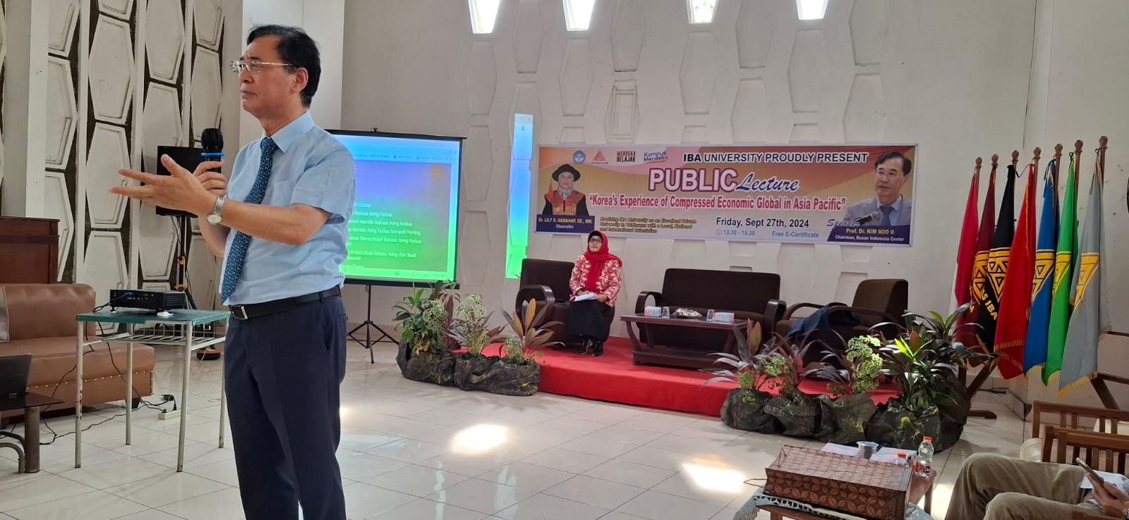 Prof. Dr. Kim Soo-il menyampaikan Kuliah Umum dan motivasi kepada Mahasiswa Universitas IBA