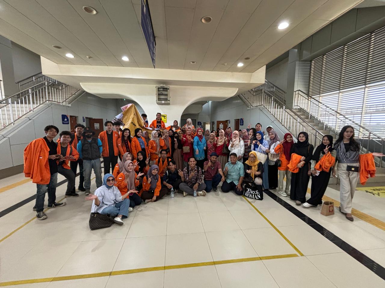 Field Trip Dosen, Mahasiswa dan Staf Universitas IBA ke LRT