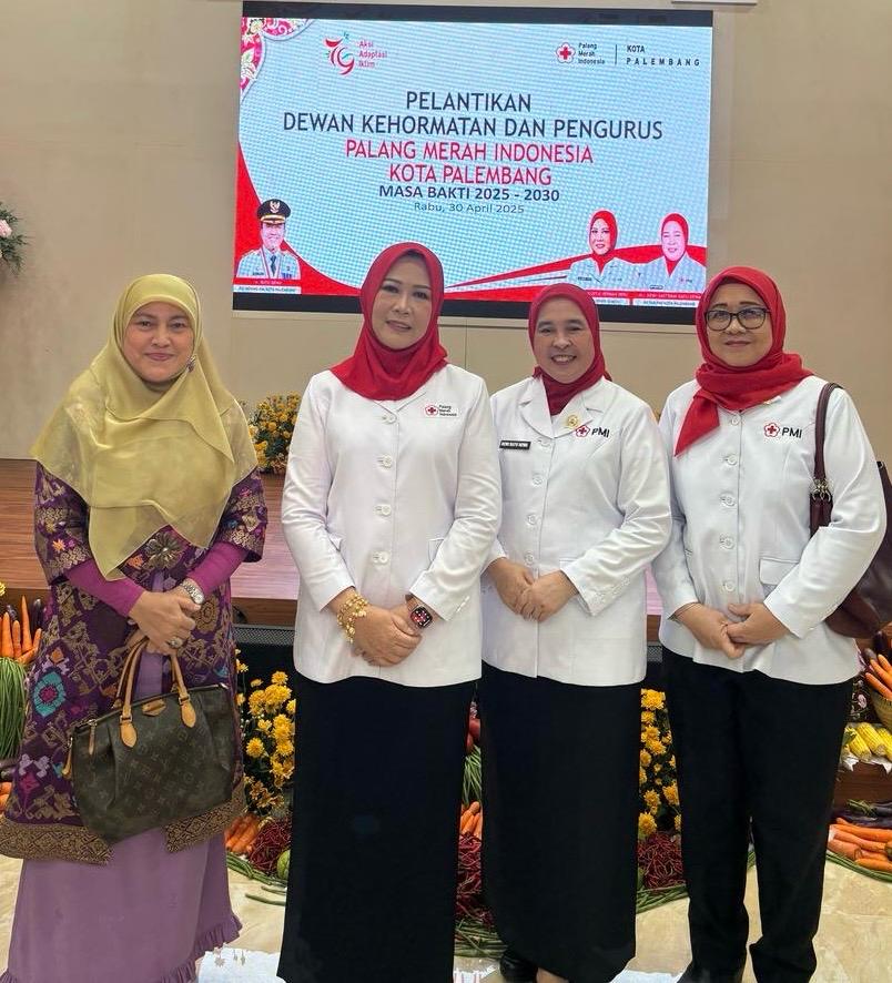 Rektor Universitas IBA bersma Ibu Feby Herman Deru, Ibu Dewi Ratu Dewa dan Ibu Handayani dalam acara pelantikan  dewan kehormatan dan pengurus Palang Merah Indonesia Kota Palembang